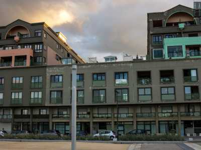 Subito dopo ecco invece stagliarsi il lungo profilo dell� �eclettico� residence Equatore, che oltre ad accogliere appartamenti ospita sotto i suoi portici alcune attivit� commerciali, alcune delle quali per� mestamente chiuse